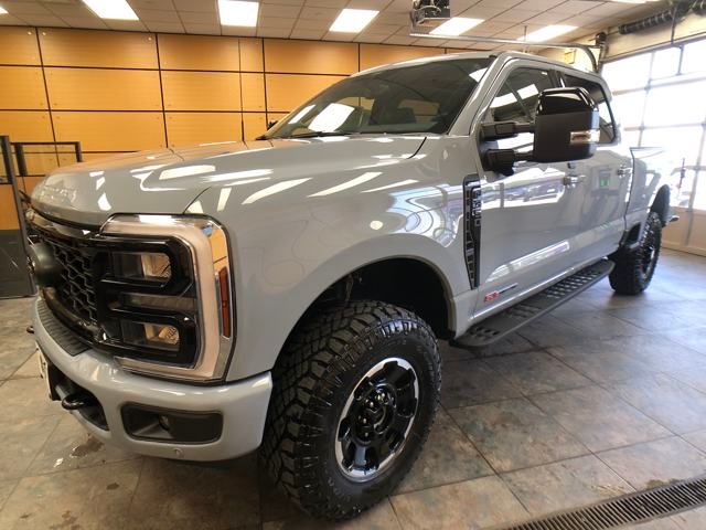 2025 Ford F-350 Lariat photo 3