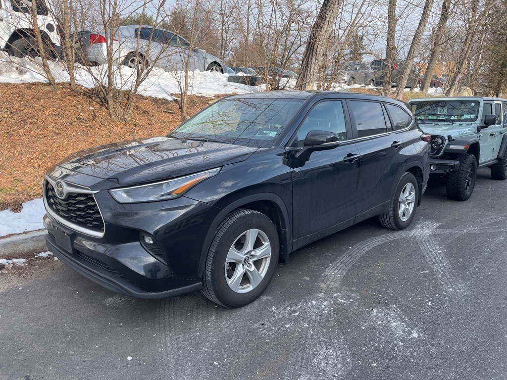 2024 Toyota Highlander LE's photo