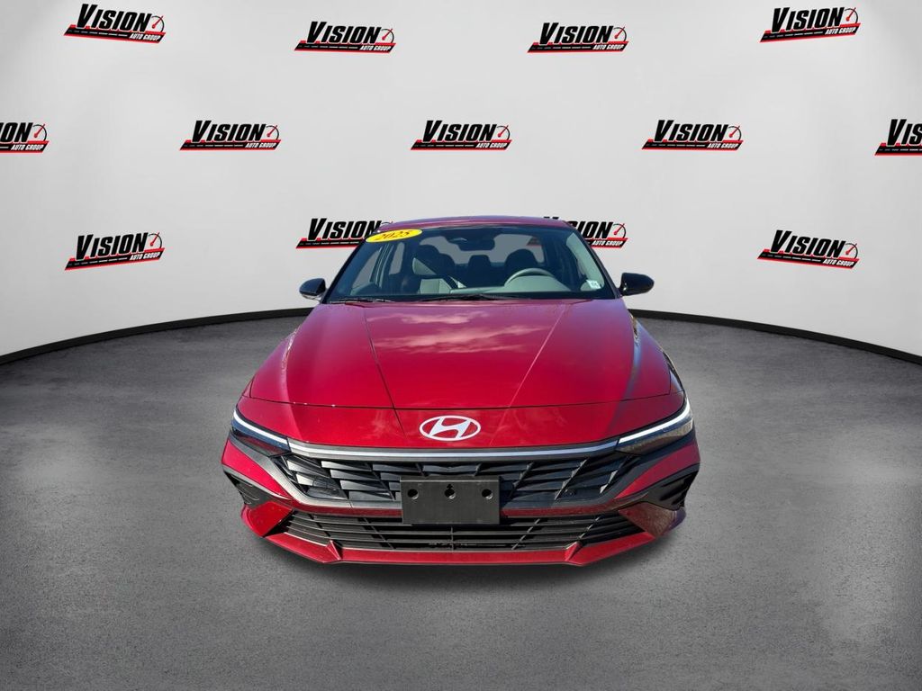 2025 Hyundai Elantra SEL Sport photo 2
