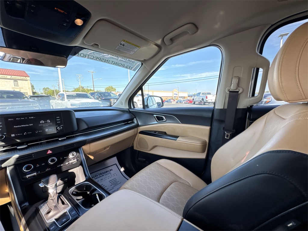 2024 Kia Carnival LX photo 11