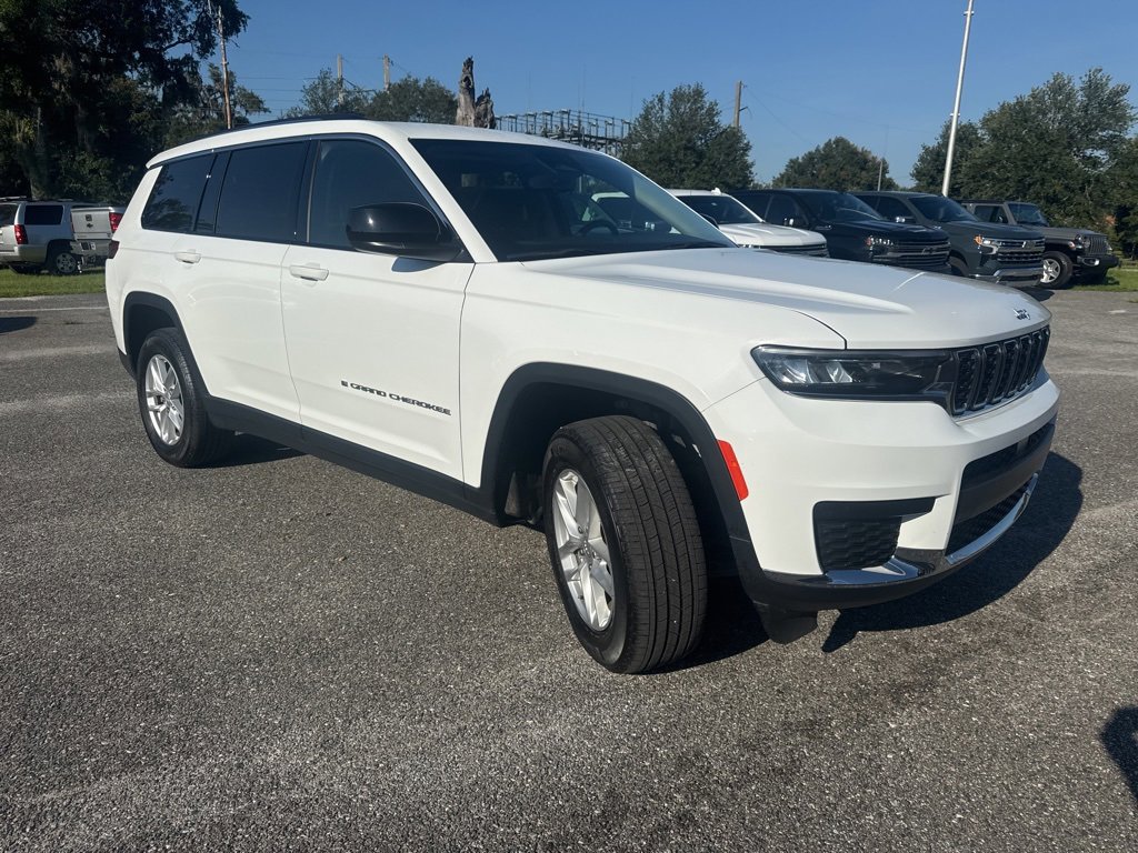 2023 Jeep Grand Cherokee Laredo photo 3