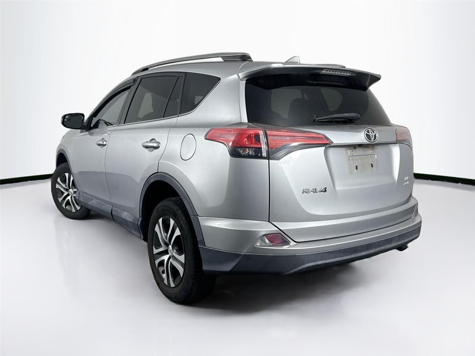 2017 Toyota RAV4 LE photo 7