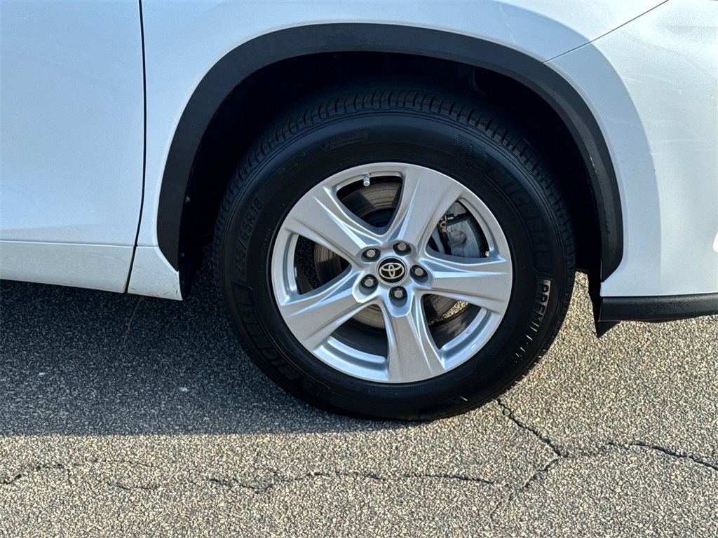 2023 Toyota Highlander L photo 11