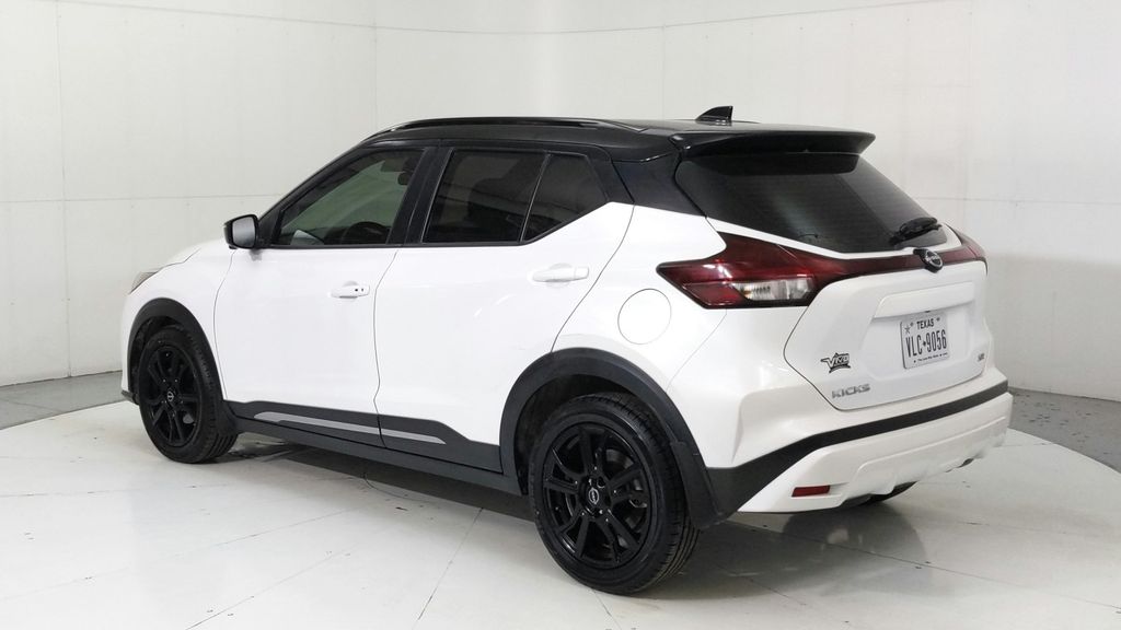 2023 Nissan Kicks SR photo 3