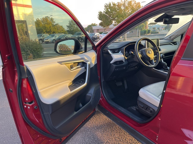 2019 Toyota RAV4 XLE Premium photo 3