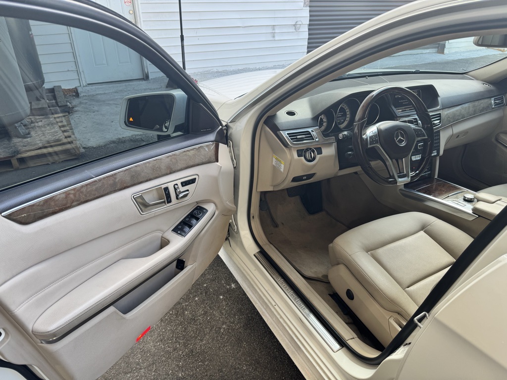 2014 Mercedes Benz E 350 4MATIC photo 4