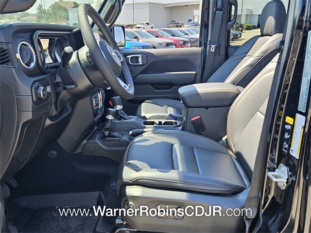 2025 Jeep Wrangler Sahara photo 5