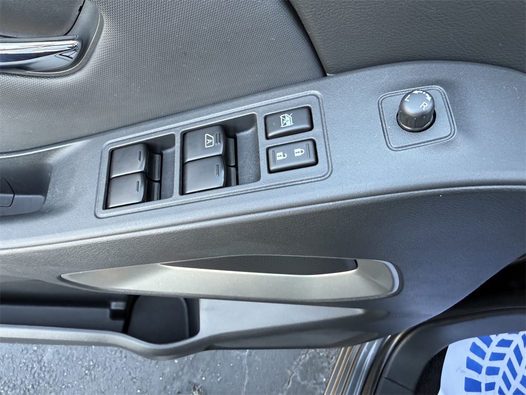 2022 Nissan Frontier SV Crew Cab photo 13