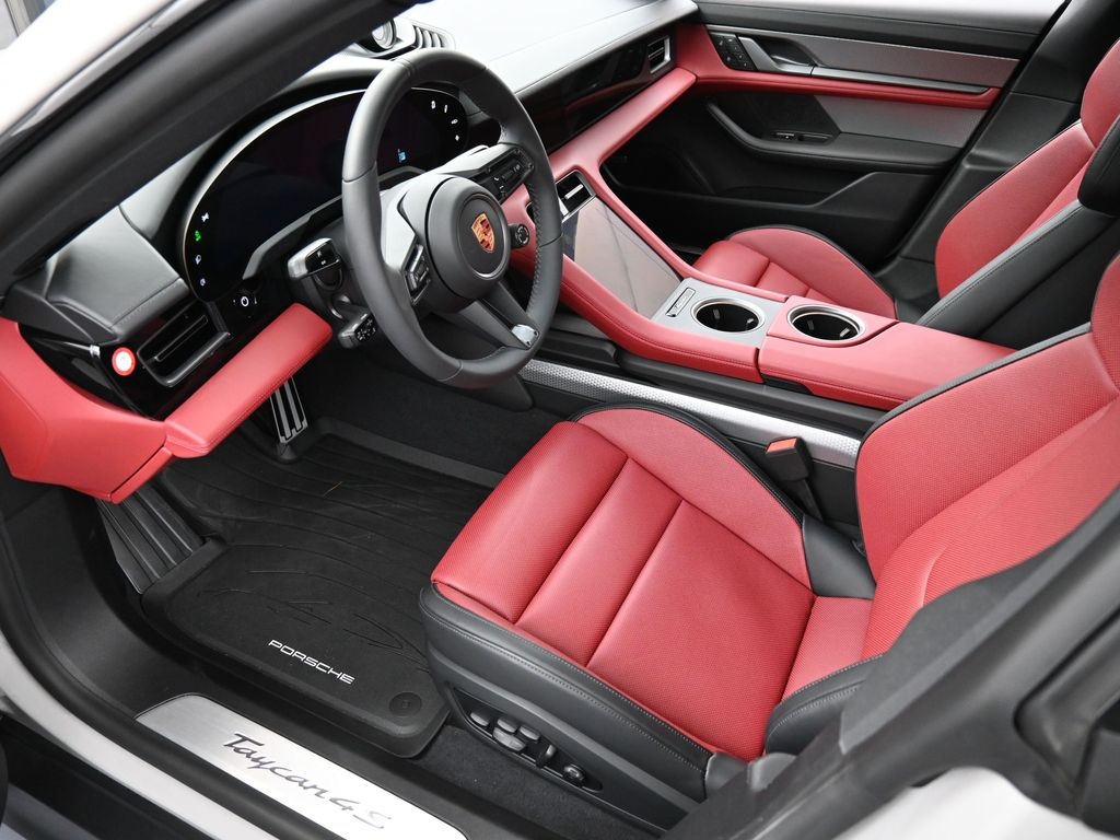 2025 Porsche Taycan Cross Turismo 4S photo 4
