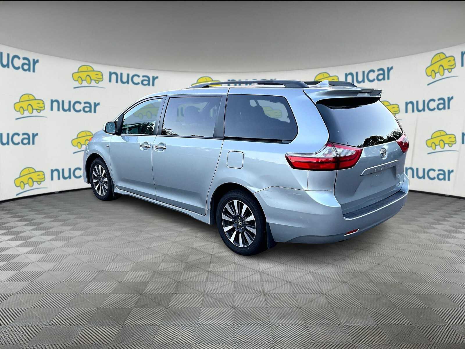 2020 Toyota Sienna XLE photo 3