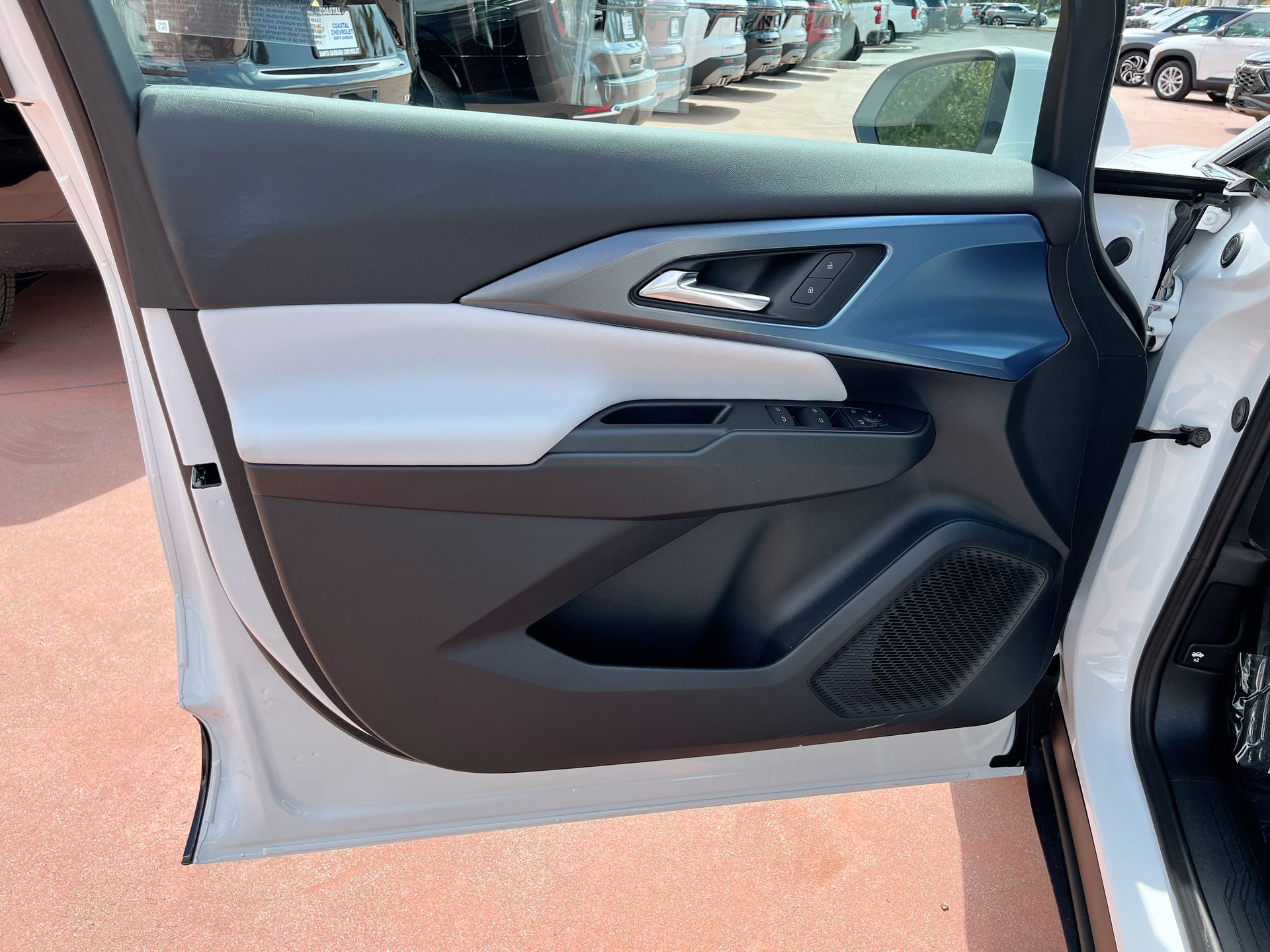 2025 Chevrolet Equinox EV 1LT photo 18