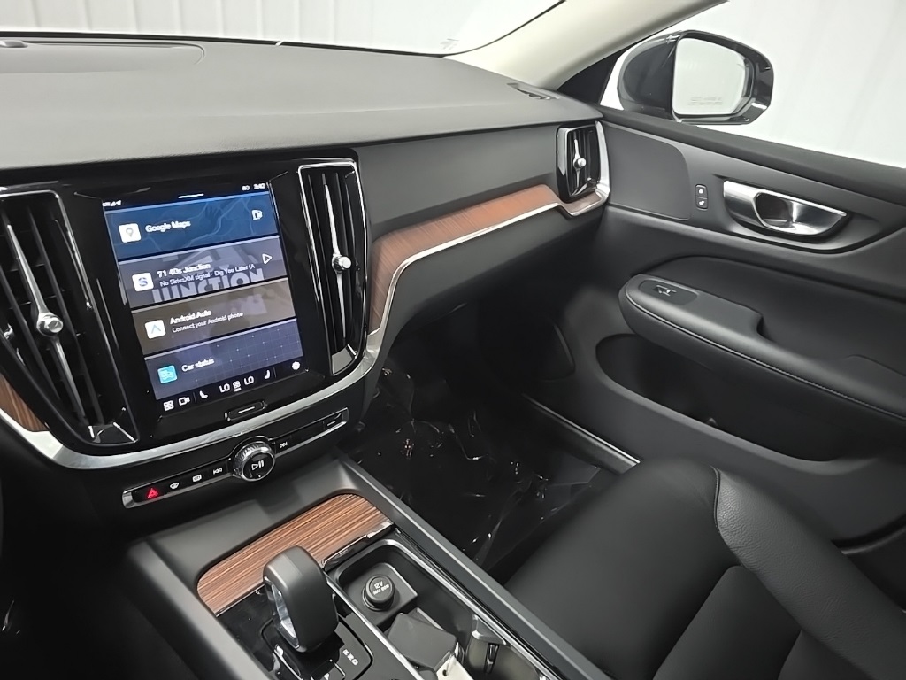 2024 Volvo S60 B5 Plus photo 26