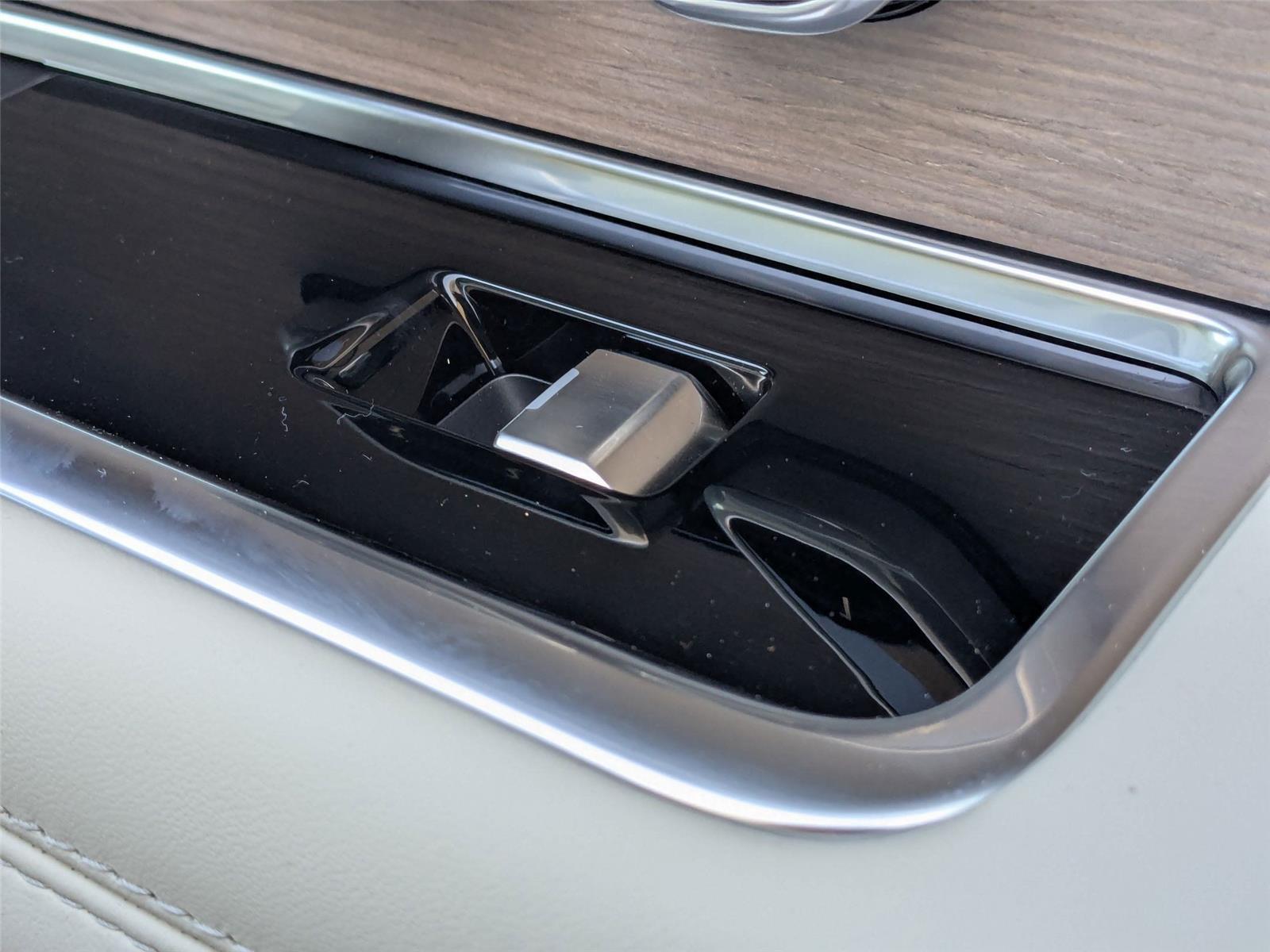 2025 Land Rover Range Rover SE photo 27