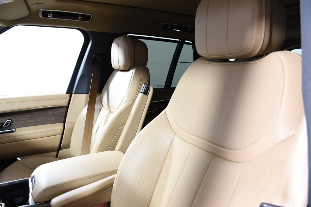 2025 Land Rover Range Rover SE photo 16