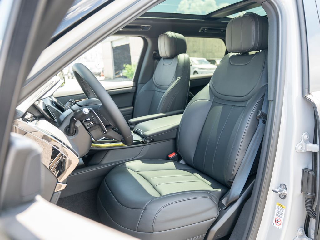 2025 Land Rover Range Rover Sport SE photo 17