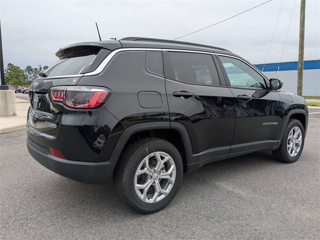 2024 Jeep Compass Latitude photo 2