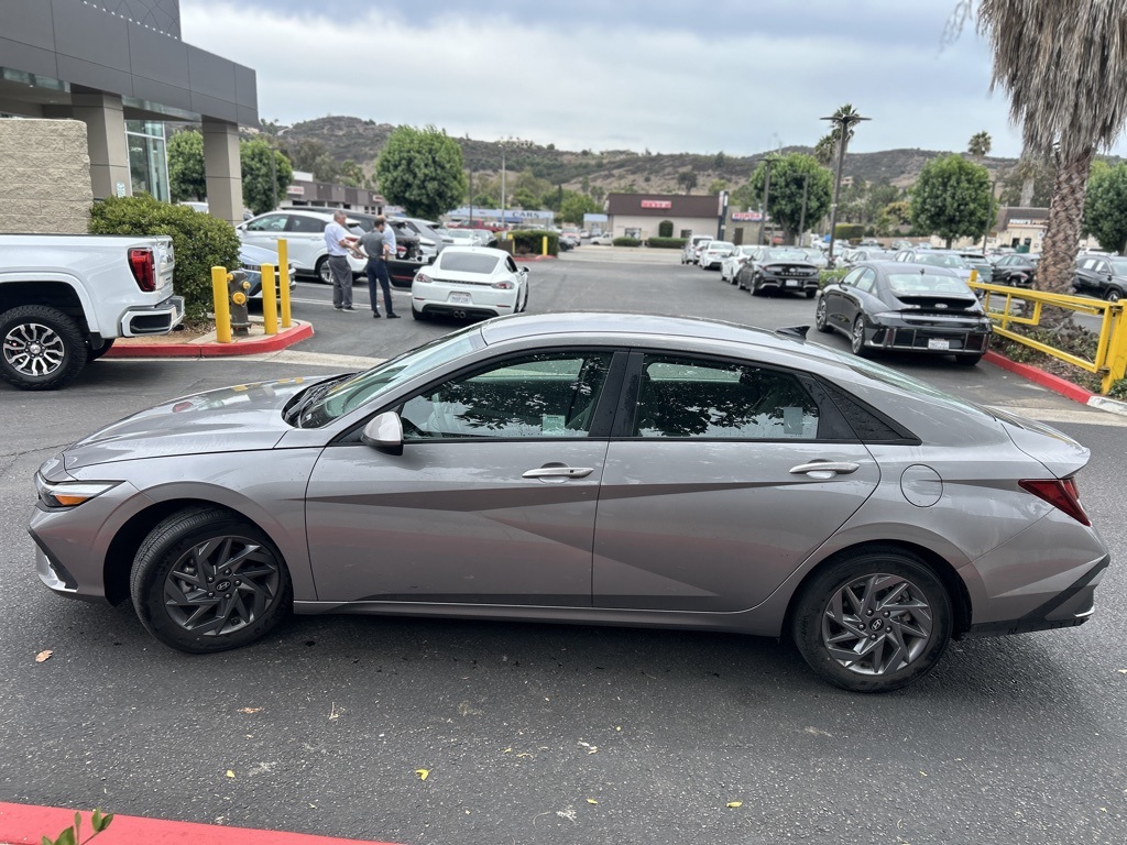 2024 Hyundai Elantra SEL photo 2