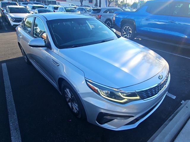 2020 Kia Optima LX photo 2