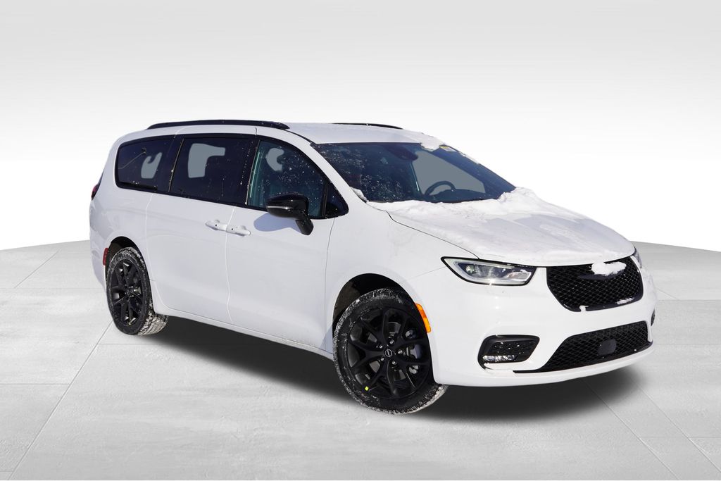 2026 Chrysler Pacifica Select's photo