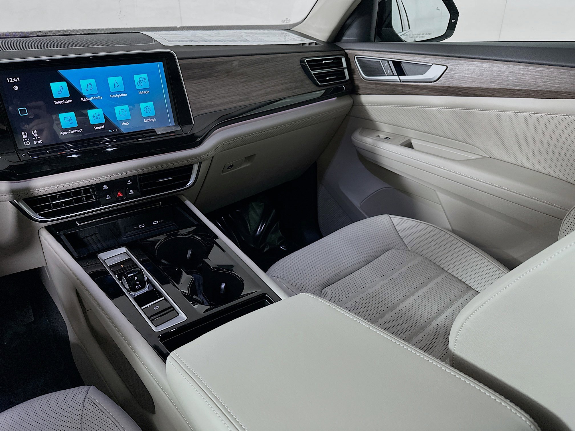 2025 Volkswagen Atlas SEL photo 23