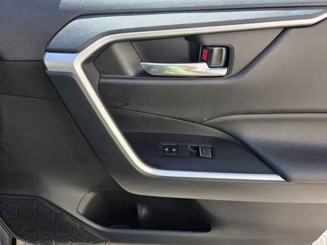 2024 Toyota RAV4 Hybrid XLE photo 13