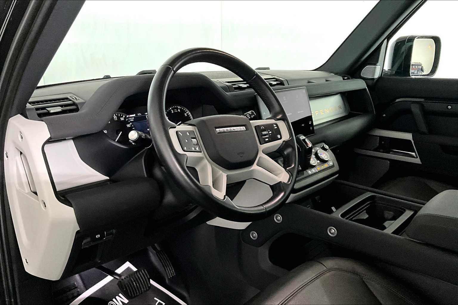 2023 Land Rover Defender SE photo 16