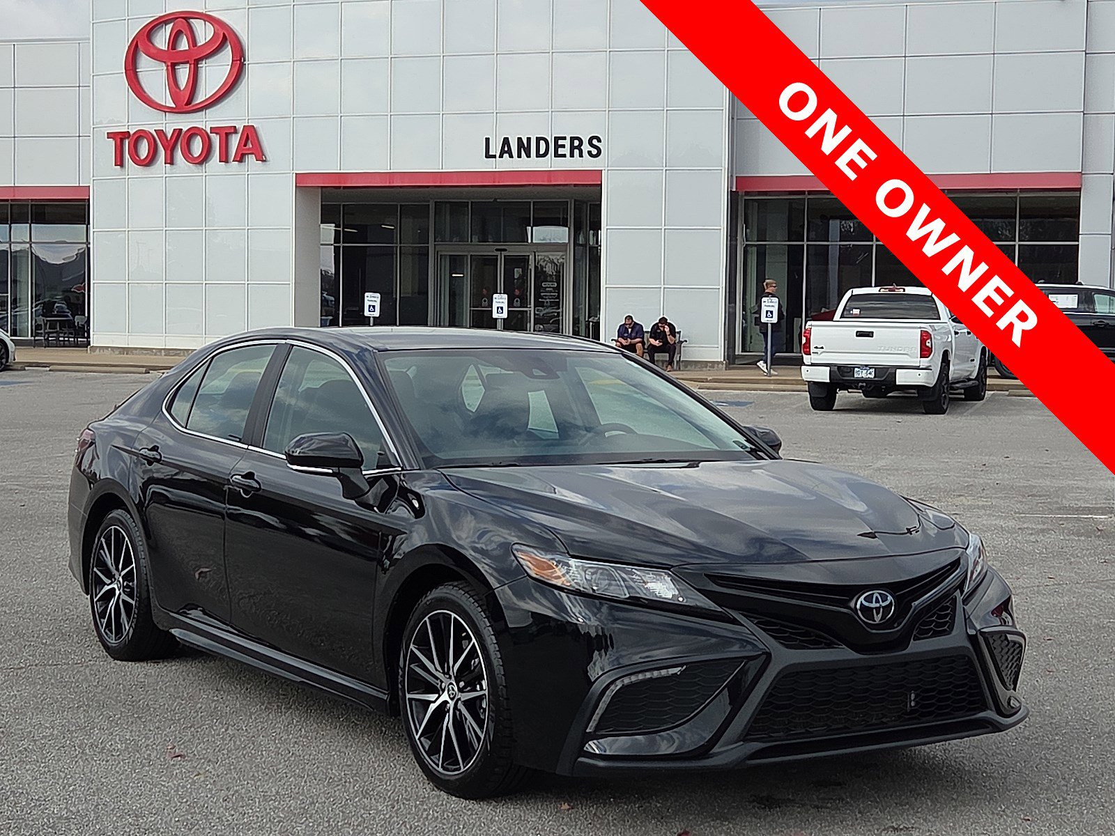 2023 Toyota Camry SE's photo