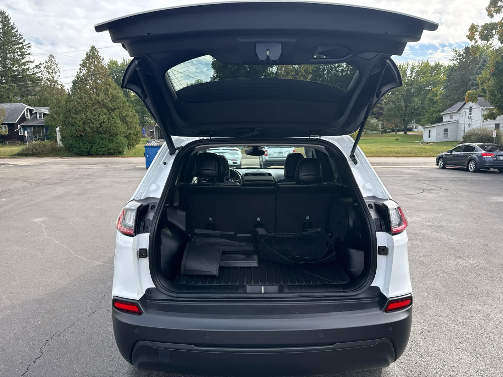 2023 Jeep Cherokee Altitude Lux photo 12