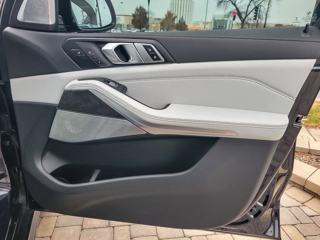 2023 BMW X7 - Image 30