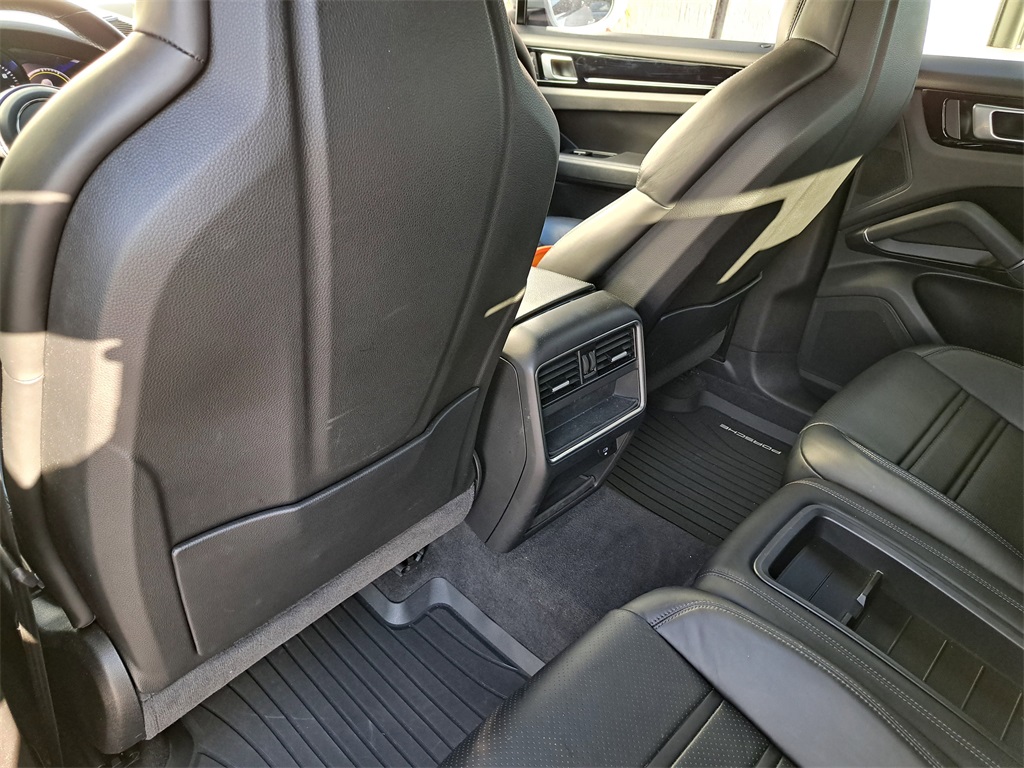 2023 Porsche Cayenne Coupe Base photo 9