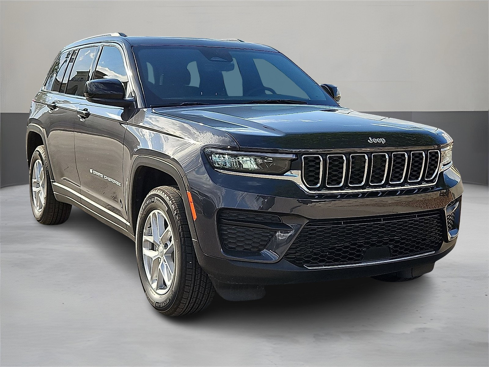 2025 Jeep Grand Cherokee Laredo X photo 4