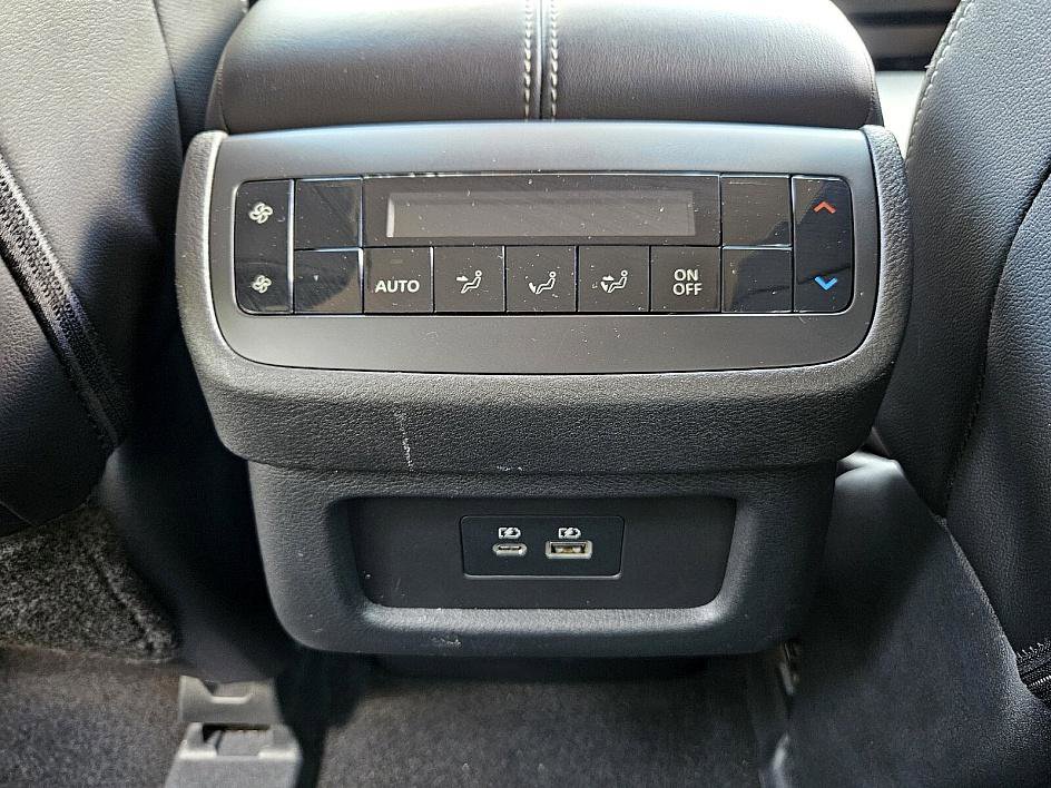 2023 Nissan Pathfinder SL photo 11