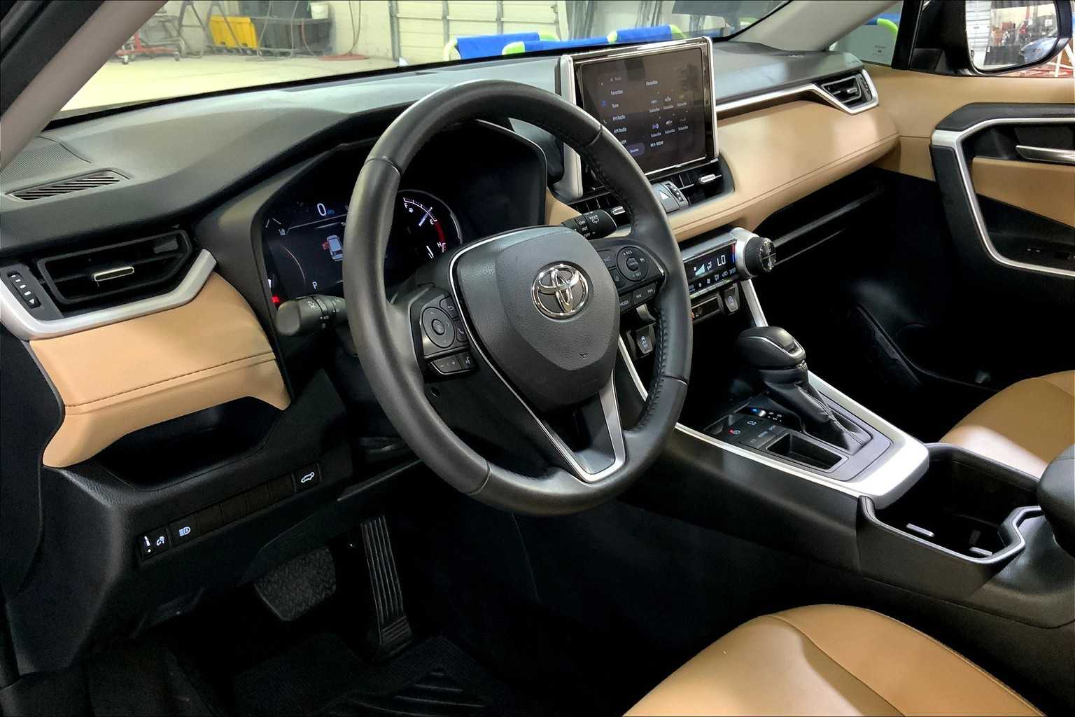 2024 Toyota RAV4 XLE Premium photo 16
