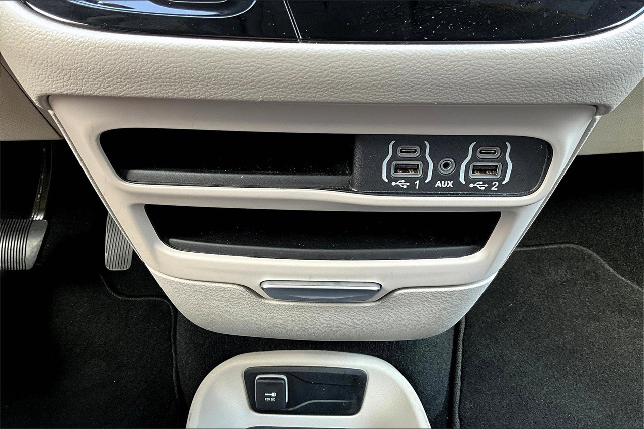 2024 Chrysler Pacifica Touring L photo 15