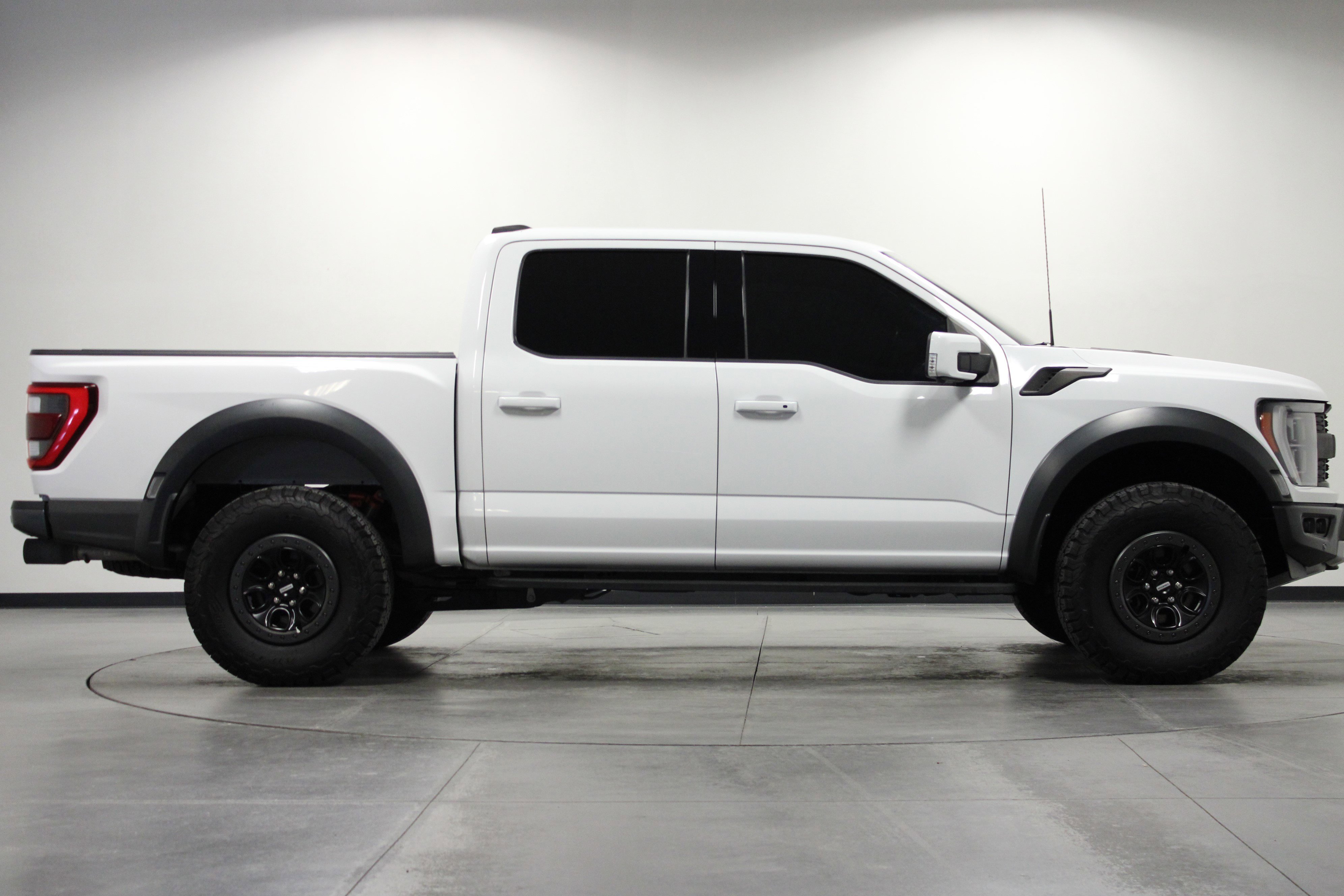 2023 Ford F-150 Raptor photo 2