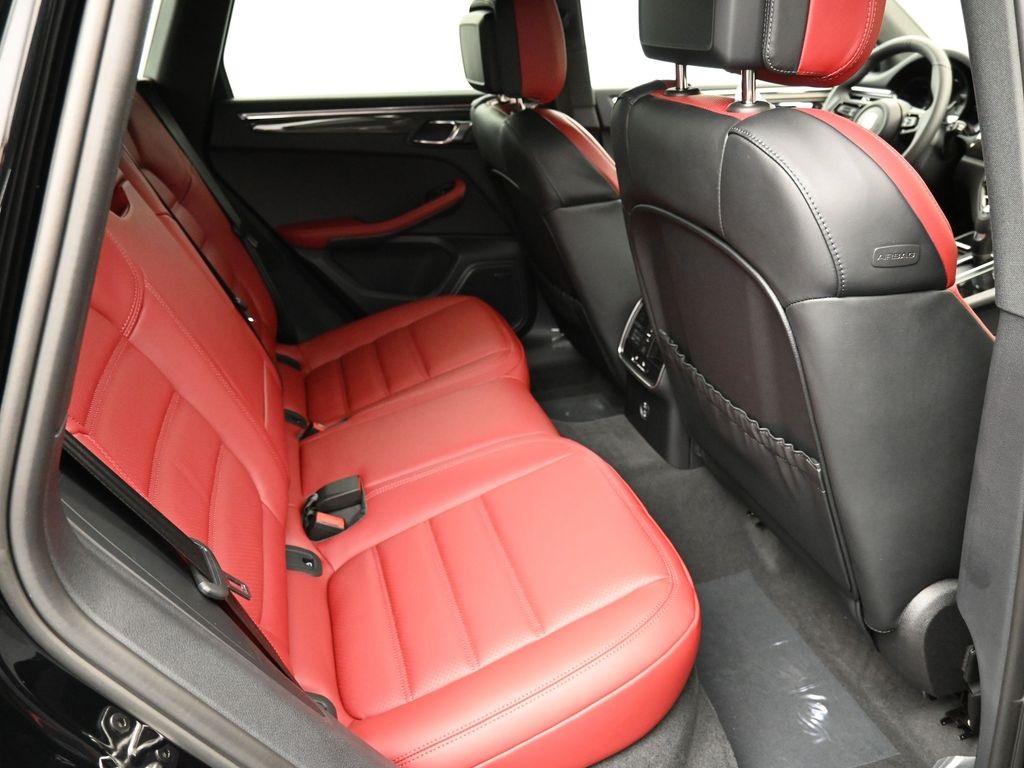 2026 Porsche Macan T photo 9