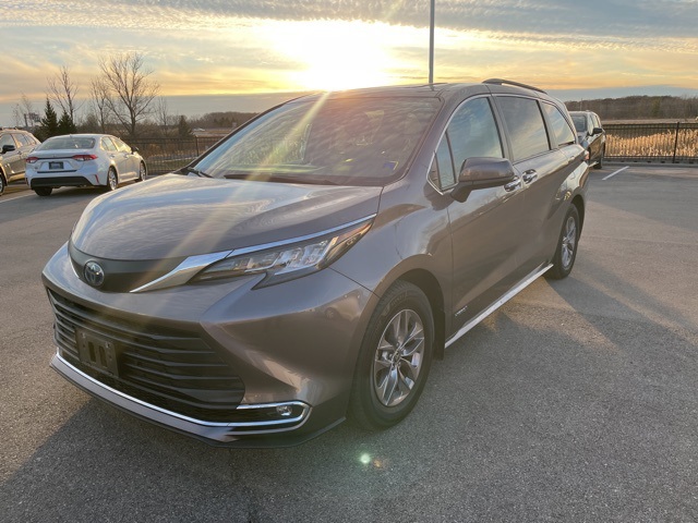 2021 Toyota Sienna XLE photo 3