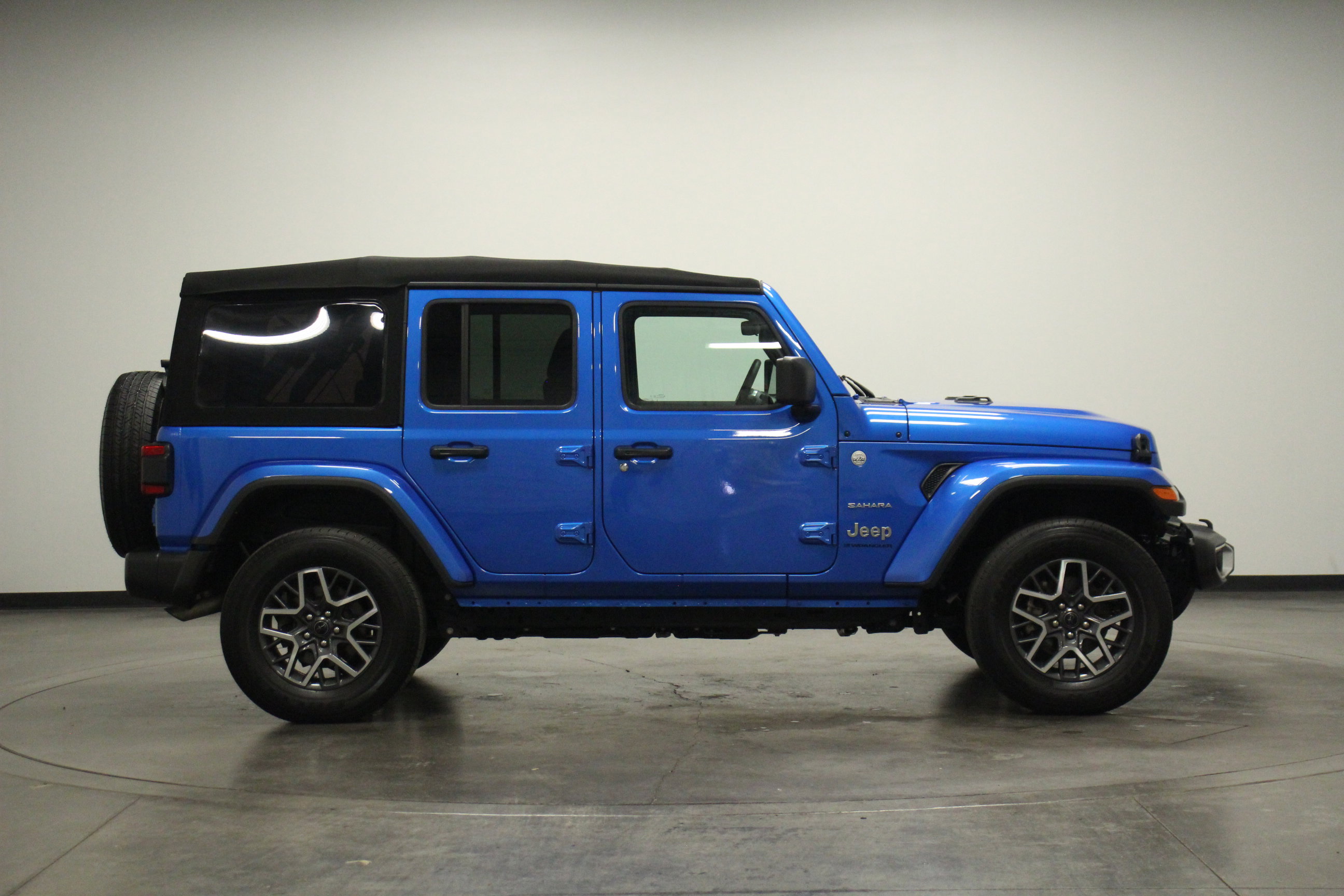 2024 Jeep Wrangler Sahara photo 8