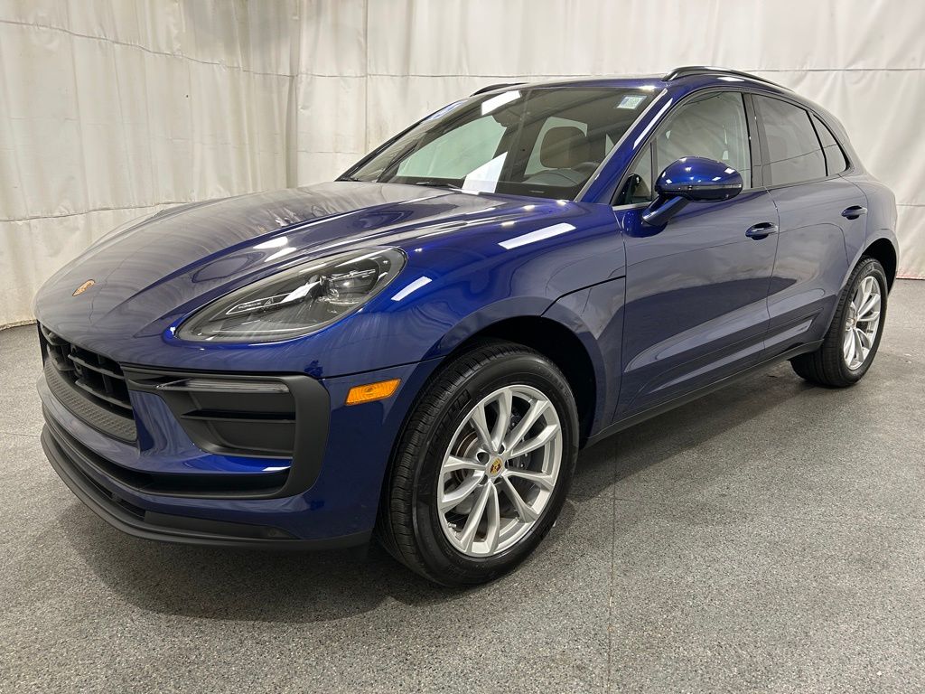 2025 Porsche Macan Base photo 3