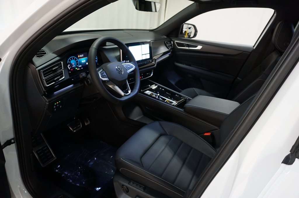 2025 Volkswagen Atlas Cross Sport SEL R-Line photo 8