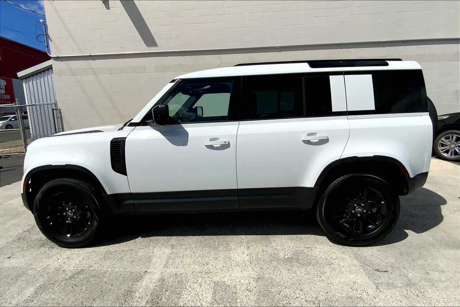 2025 Land Rover Defender S photo 2