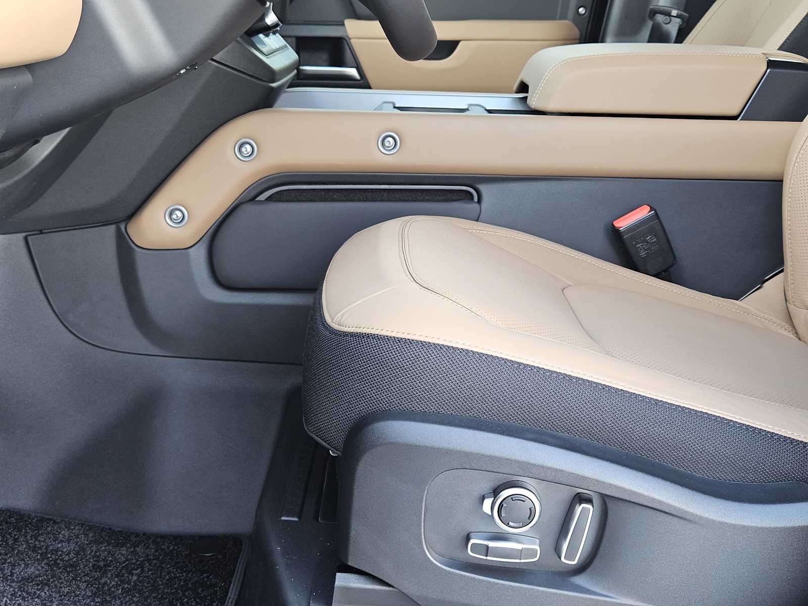 2025 Land Rover Defender 130 V8 photo 22