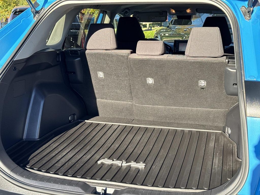 2019 Toyota RAV4 LE photo 3