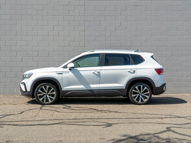 2022 Volkswagen Taos SE photo 2