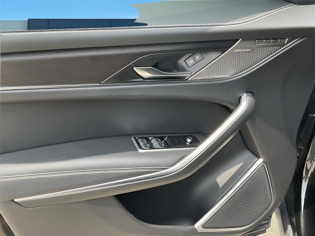 2025 Jaguar F-PACE P250 R-Dynamic S photo 18