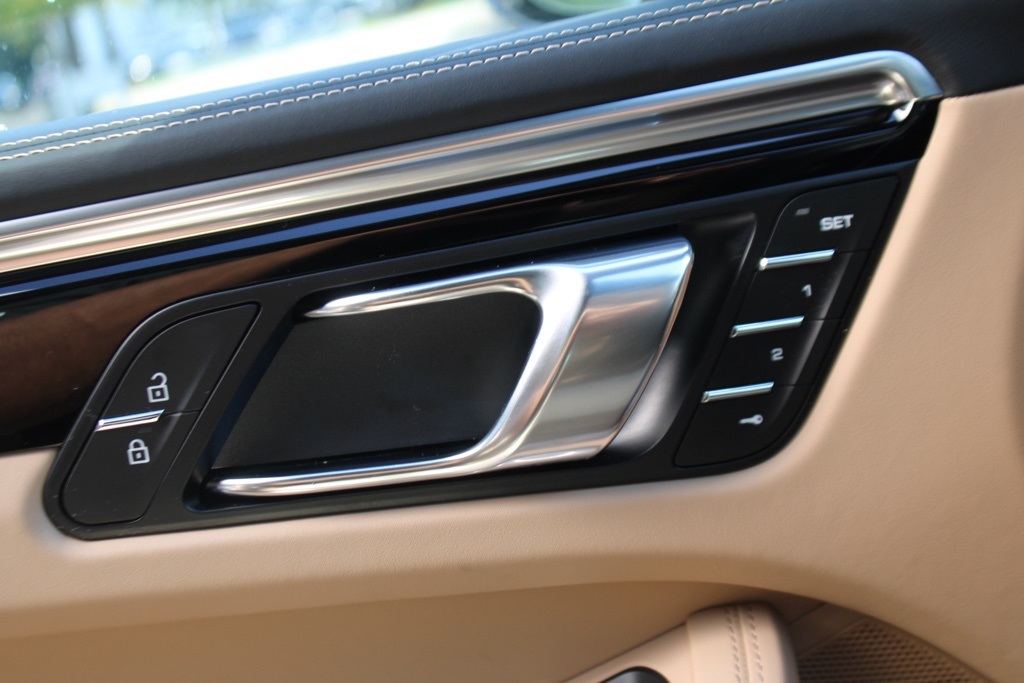 2024 Porsche Macan Base photo 17