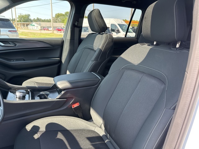 2025 Jeep Grand Cherokee Laredo photo 14