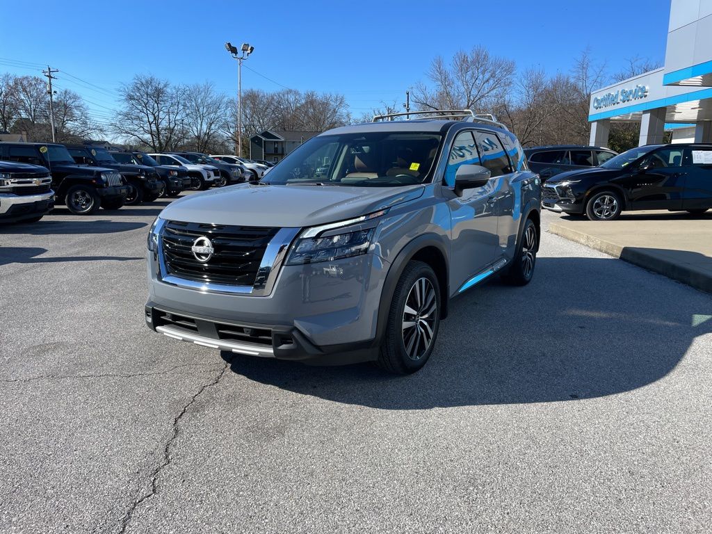 2025 Nissan Pathfinder Platinum photo 2