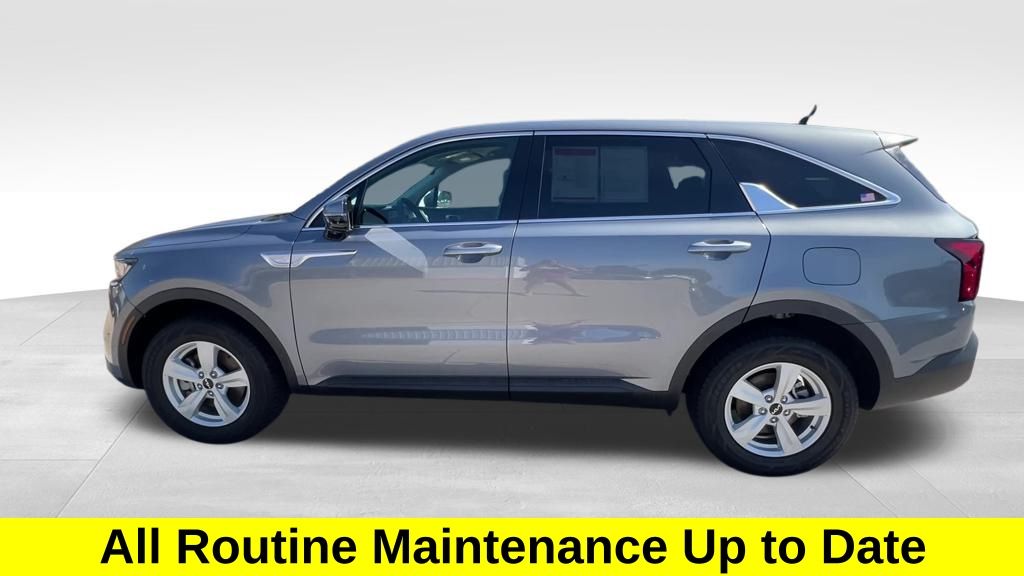 2023 Kia Sorento LX photo 2