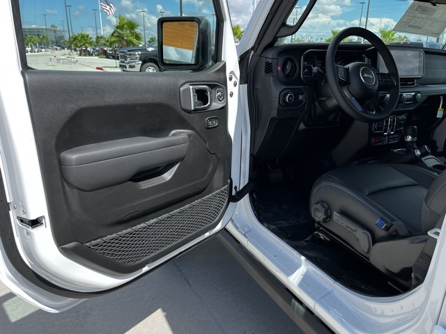2025 Jeep Wrangler Rubicon photo 13